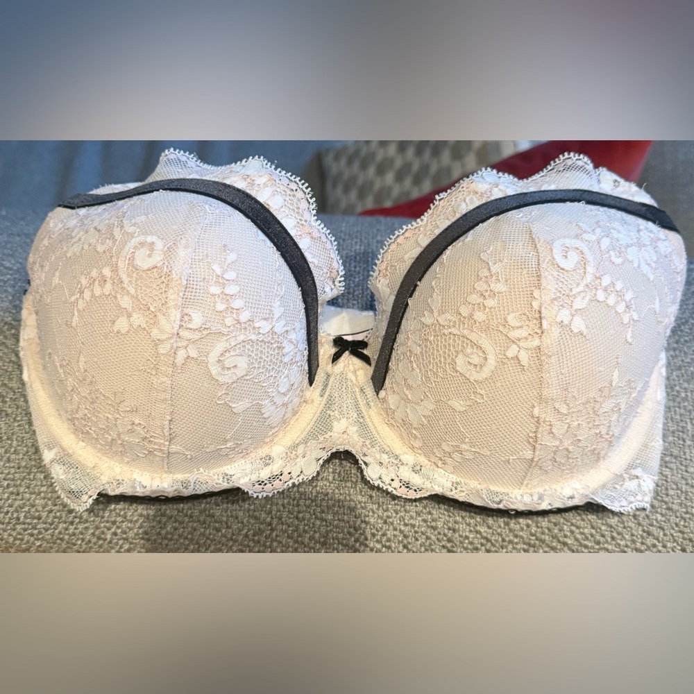2 Victoria's Secret Bras for a great price!🎁
Each $10, both $18 - Picture 10 of 16